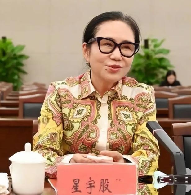 别再被 “白手起家” 的鸡汤忽悠了！星宇股份周晓萍的发家底，被扒了个底朝天。
