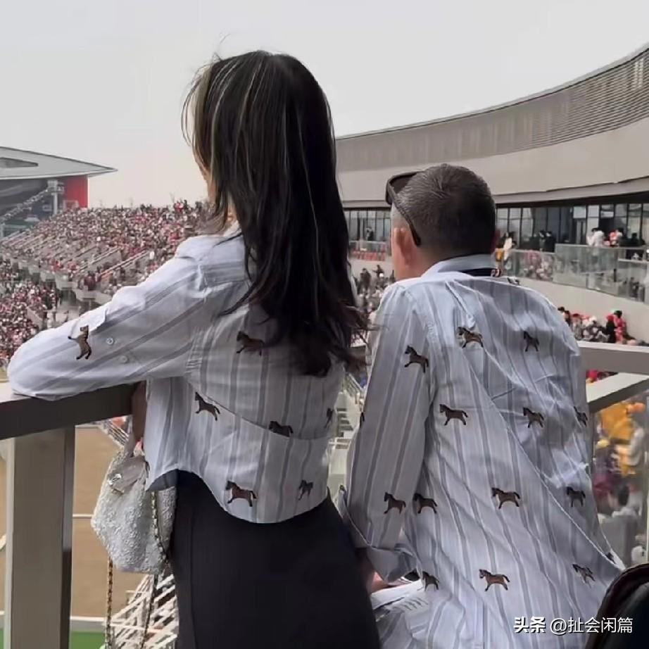 汪雨夫妇情侣装亮相F1赛场！

汪雨夫妇穿着情侣装，出现在了上海F1赛场边，妻子