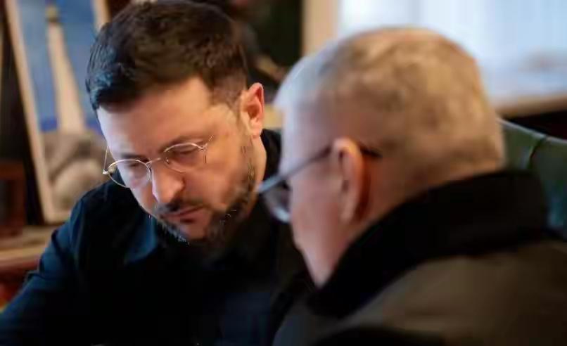 泽连斯基四处点火，指责中国未助力和平，实属病急乱投医，忘了自己才是把国家拖入战火