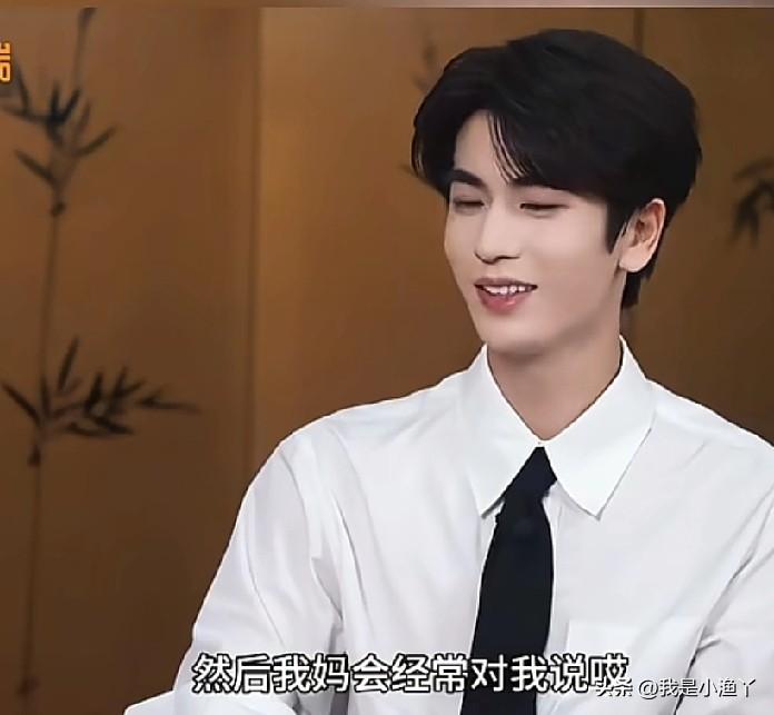 张凌赫估计自己也想不到他还可以预防早恋？

近日，贵州铜仁一位老师的神操作火了！