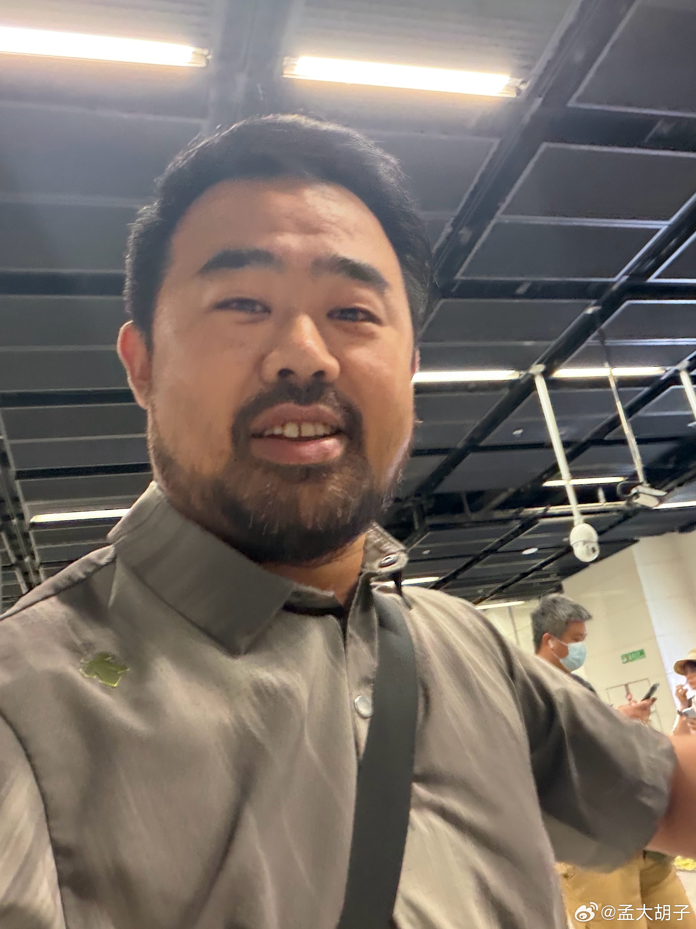 就这张大胡子的脸，再加上这么大一个行李箱，必被拦