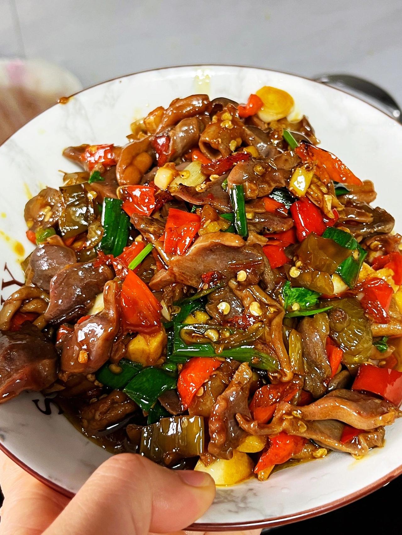江西版泡椒鸡杂（附教程）
酸辣脆爽，又辣又过瘾，真的不要太下饭～
食材：鸭胗鸭肠