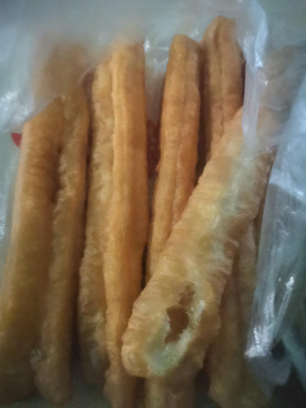 上午十点，来我妈家，见我妈买了油条。
这油条一看就是现炸的老面油条，筋道酥脆又好