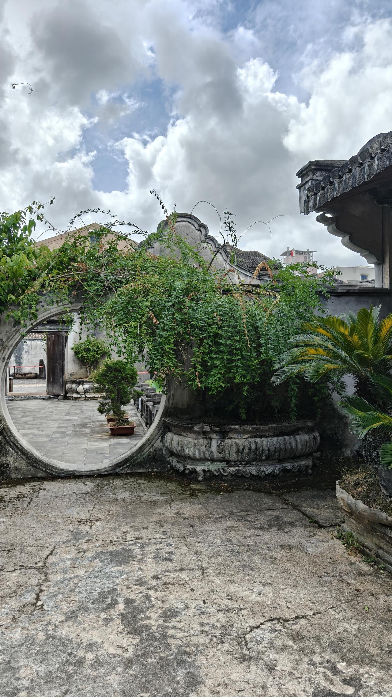 在网上结识了一位老者，他称自己条件优渥，老伴离世后倍感孤独。孩子们都在外地工作，