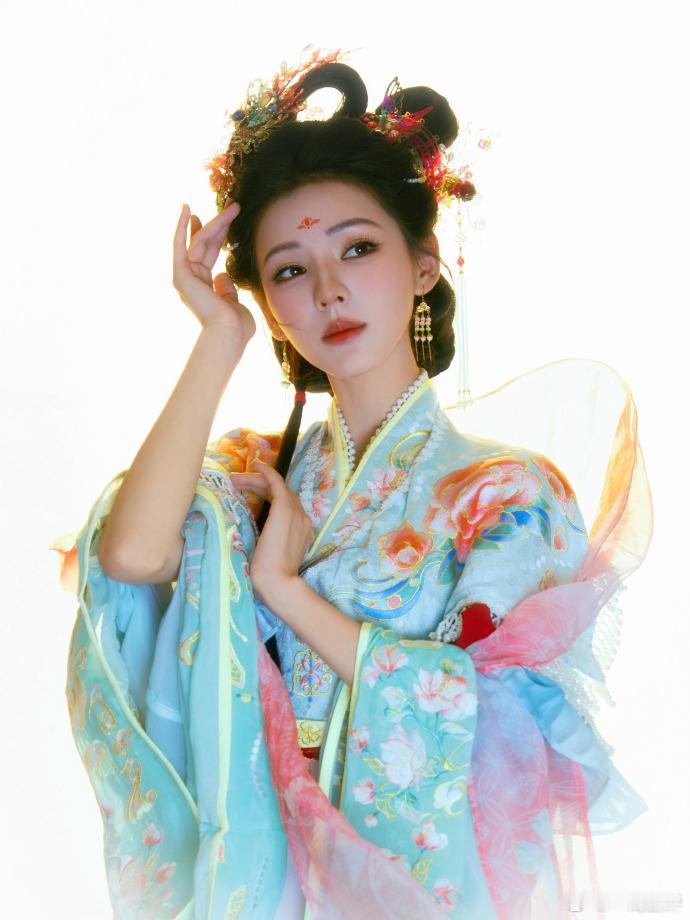 张予曦皮影织女造型张予曦皮影织女造型，好美啊，像是从古画中走出来了张予曦从古画中