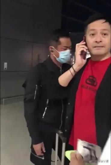 古天乐现身机场，被粉丝认出，上前要求签名，这名红色内搭的经纪人大吼一声，把粉丝吓