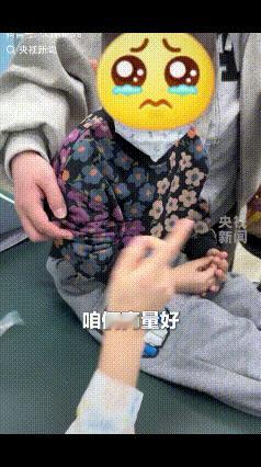 沈阳，一名儿科护士给怕扎针的宝宝打针时，没有上来就按着孩子硬来，她先拉着宝宝的小