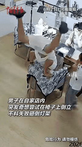 闲得没事瞎折腾！河南店主店内倒立，当场砸坏灯具场面哭笑不得
 ，河南一位开店的大