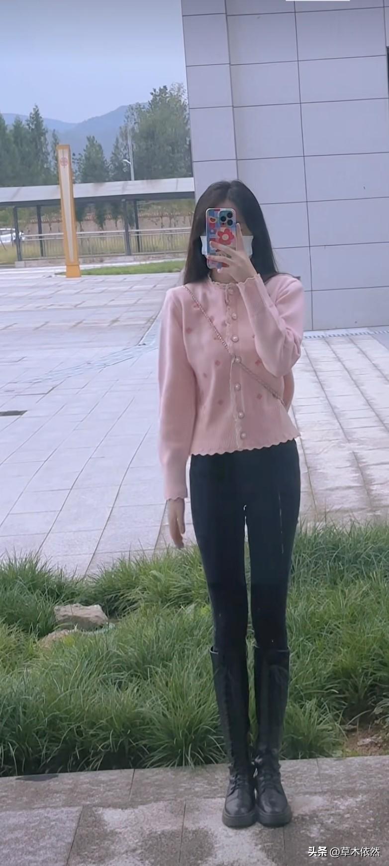 今天降温了，学校里感觉冷了许多。