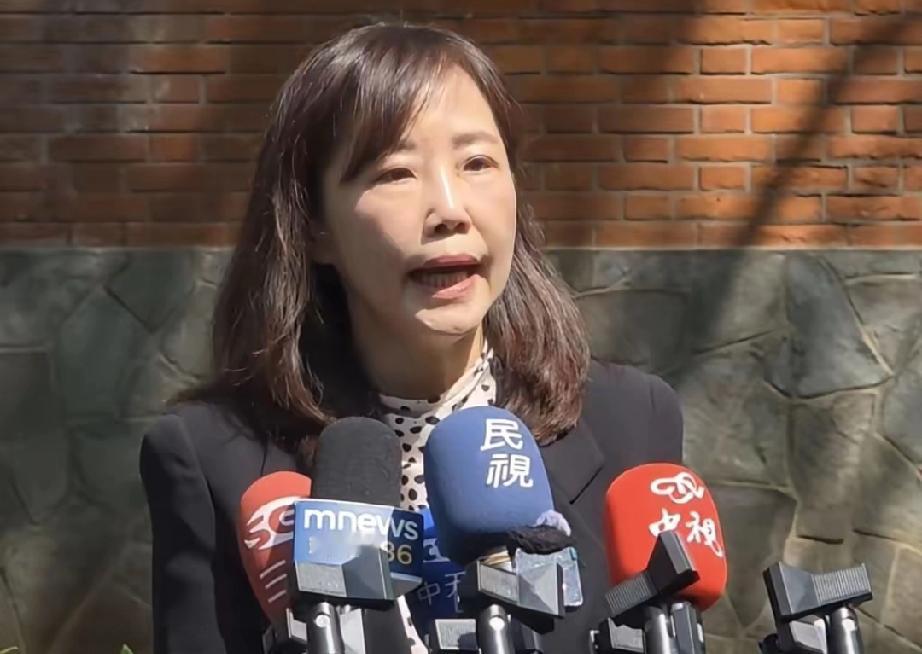 郑丽文赢麻了？一个尹乃菁胜过“千军万马”，对民进党是“兵来将挡，水来土掩”！一句