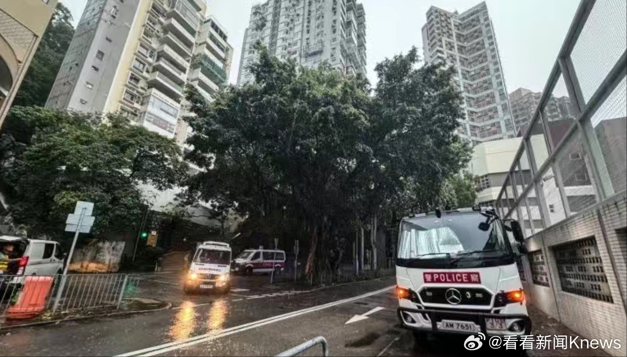 【#香港湾仔惊现无头男尸#】香港警方今早（8月5日）约7时接到报案，称在树下见到
