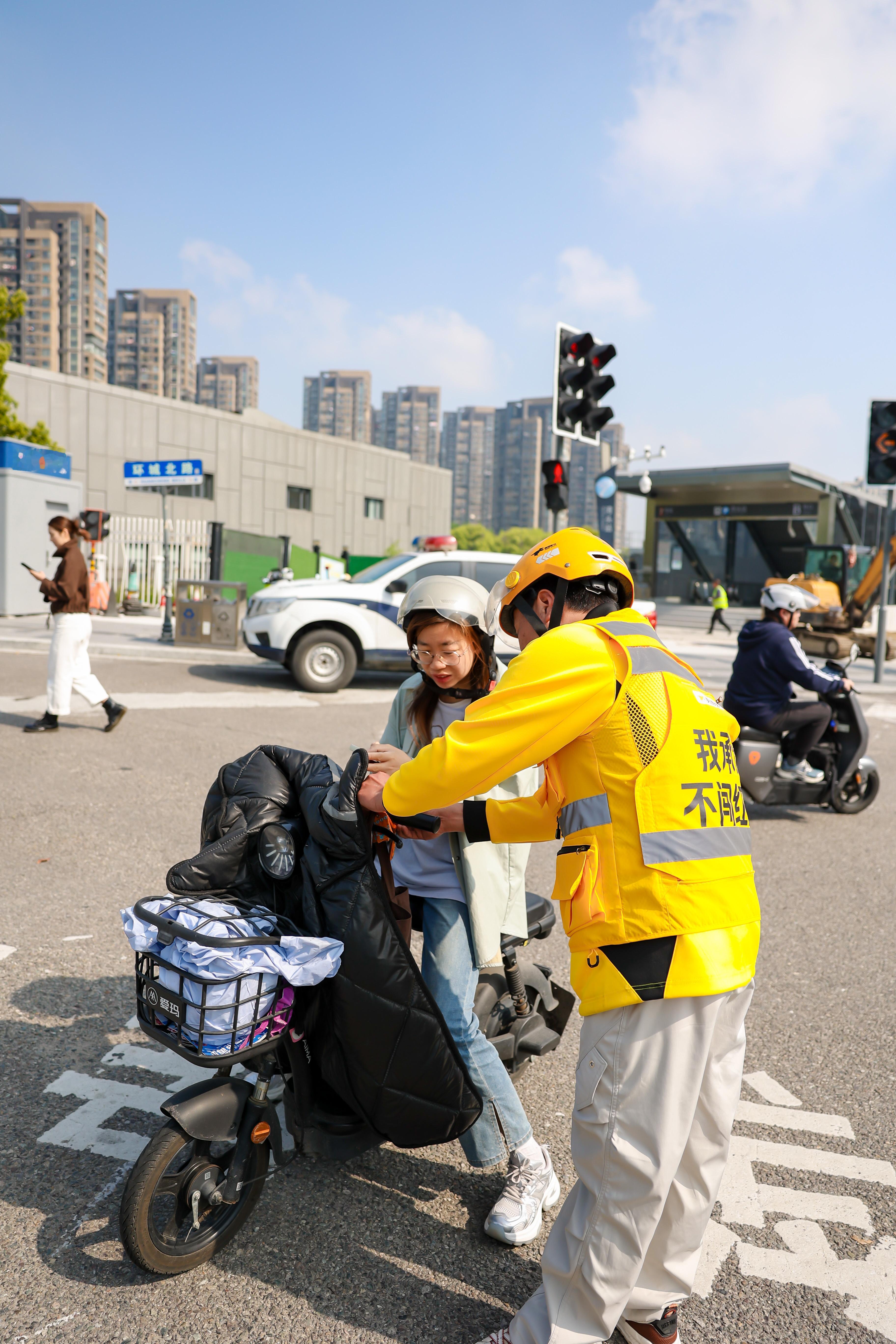 宁波街头骑手不送外卖送福袋 宁波这波太暖了！美团骑手暂搁订单，把安全等灯的叮嘱塞