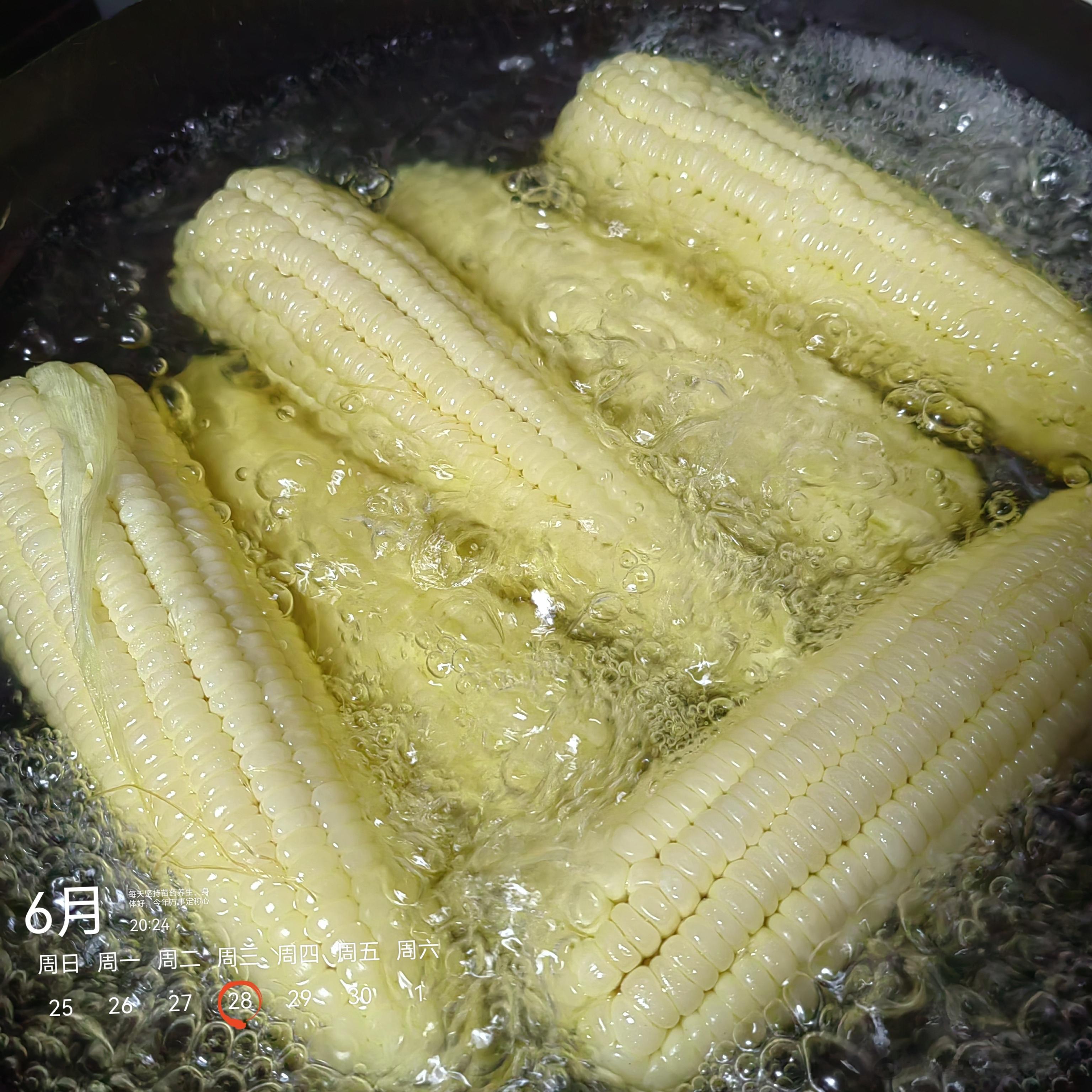 大热天​煮着百吃不厌的玉米(黄金，花色，白色)通通喜欢​喝着五清茶泡一号方疏通身