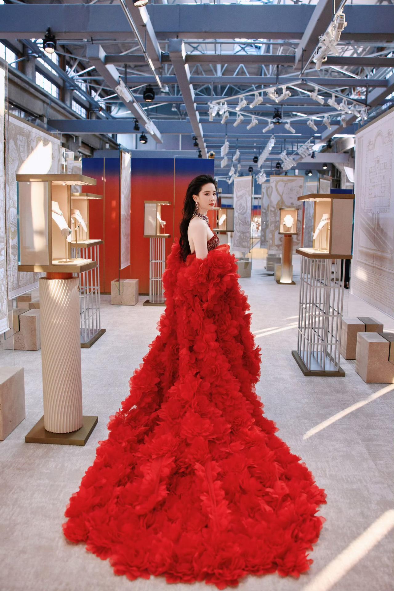 红色的魅力要看刘亦菲 演绎[爱慕][爱慕]