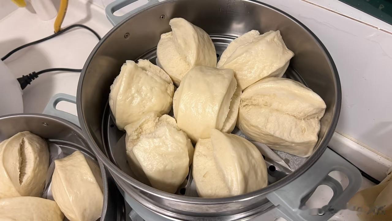 【一屉馒头，品尽生活甜香！】
 
日子在柴米油盐里慢慢流淌，渐渐懂得，最动人的幸