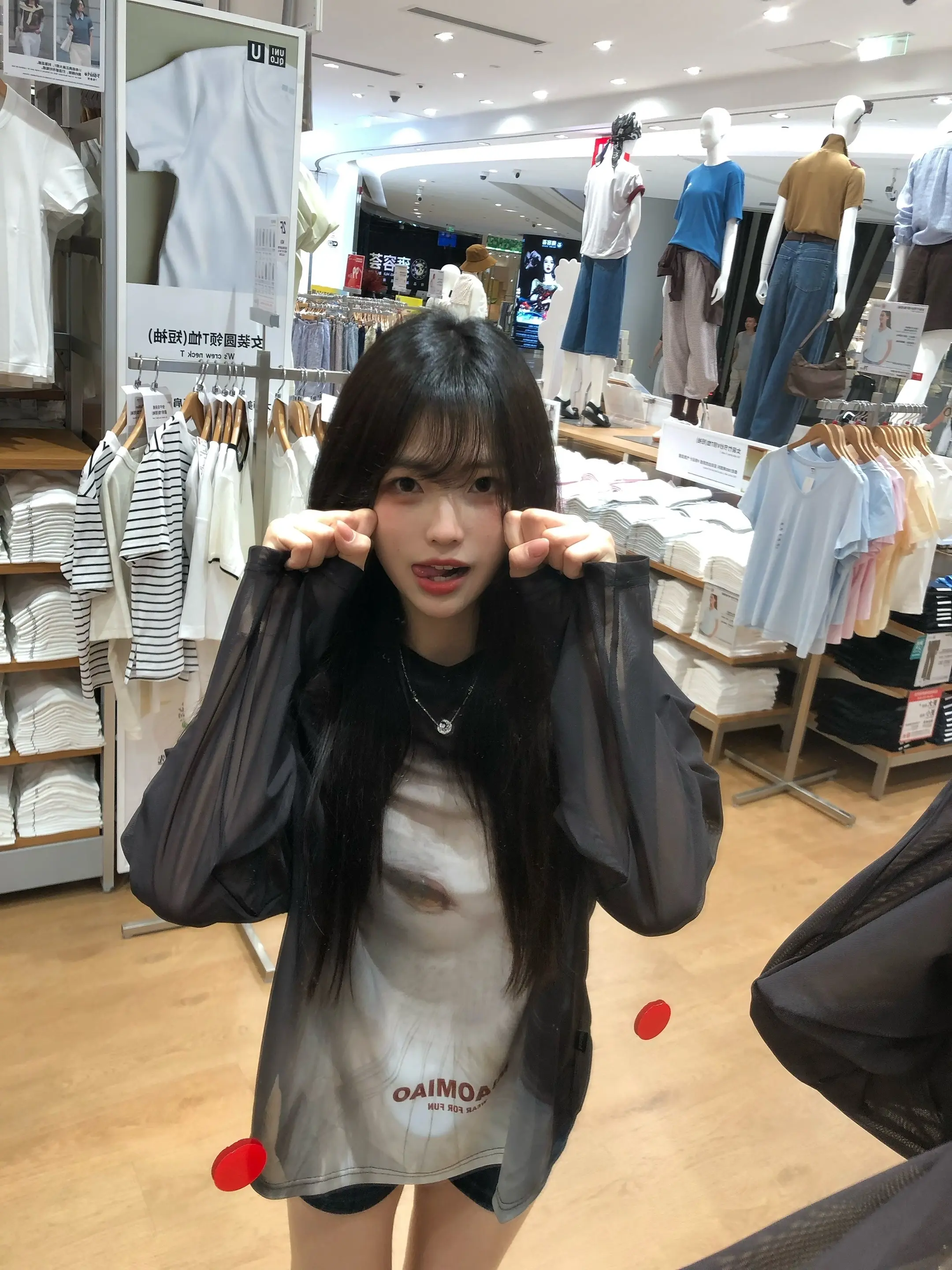 相片反射在我脸上的泪光