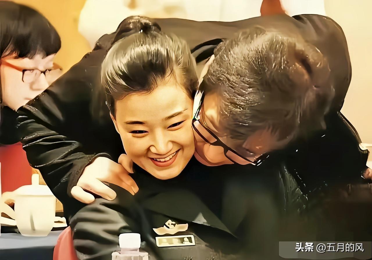 跟宋祖英做这么脸贴脸的亲密举动，只有成龙胆子大，换赵本山都不敢[捂脸][捂脸][