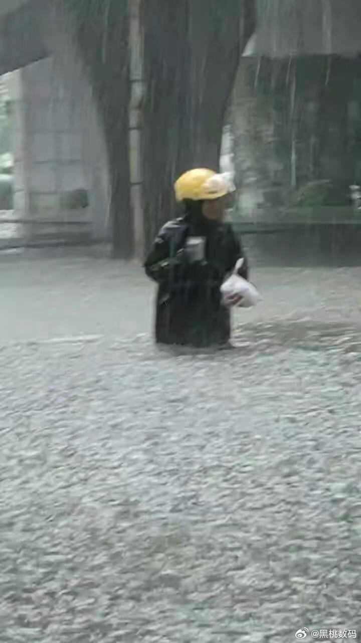 郑州停产停业停课停运郑州怎么年年是下暴雨和干旱啊，是地理原因吗？有没有大佬解读一