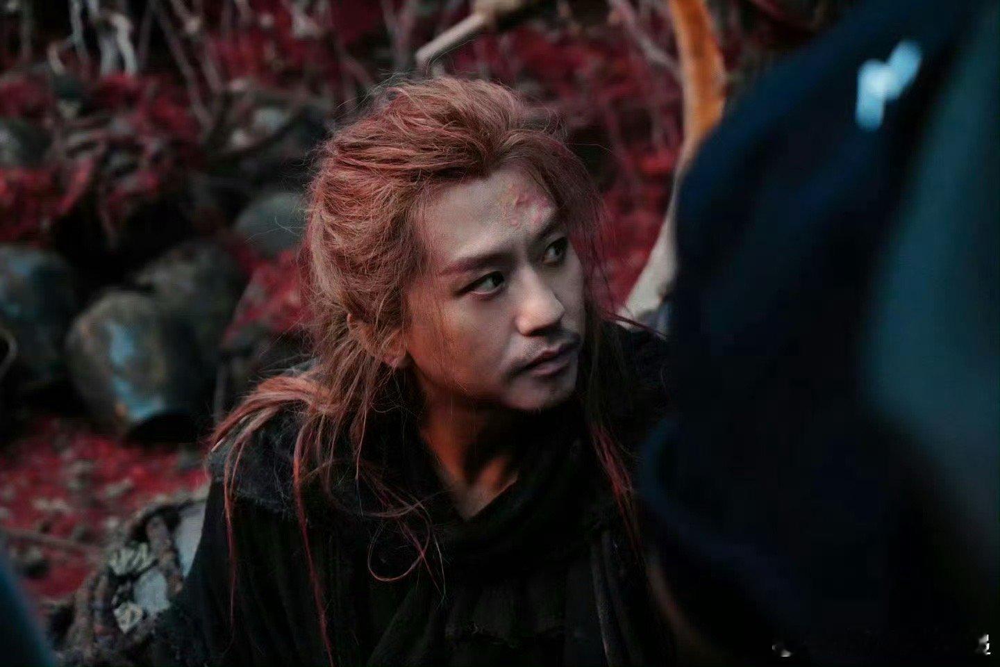 邓超多做赤发鬼少做自己 赤发鬼的冷硬和邓超本人的搞笑形成鲜明对比，一个冷到结冰，