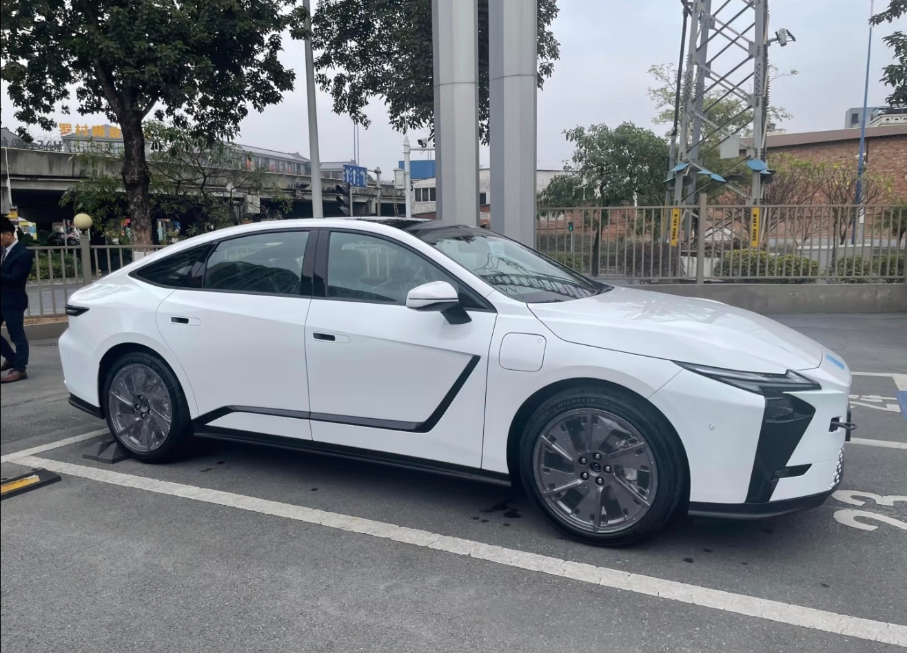 新款 ES 车身侧面这个折线，认真的吗？ 