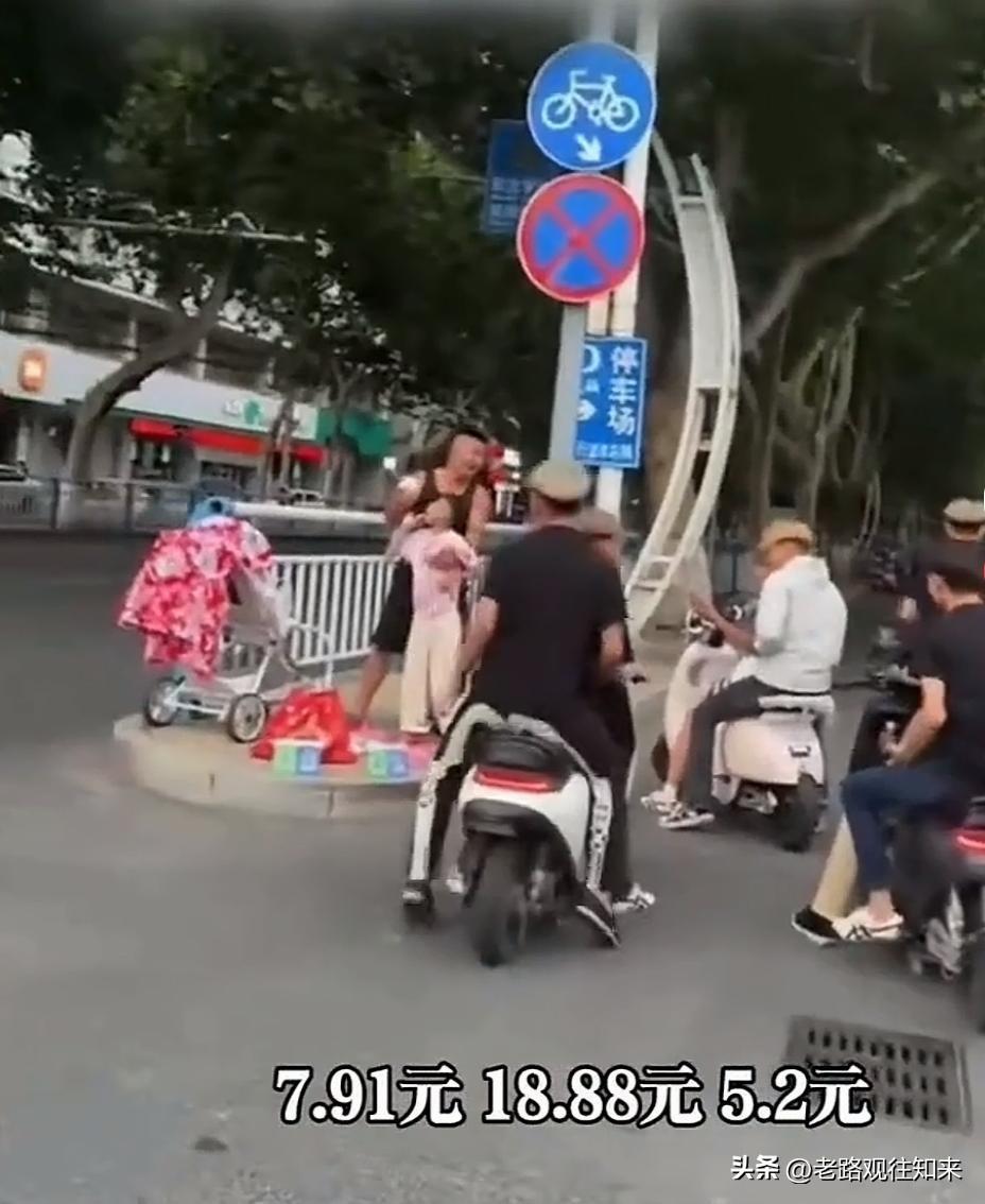 破防了！河南街头，几个骑电动车男生突然停车，围住路边抱孩子的父亲！挨个扫码转账后