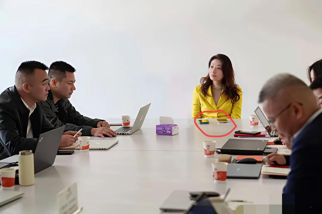 为什么有钱人开会都是用二个手机