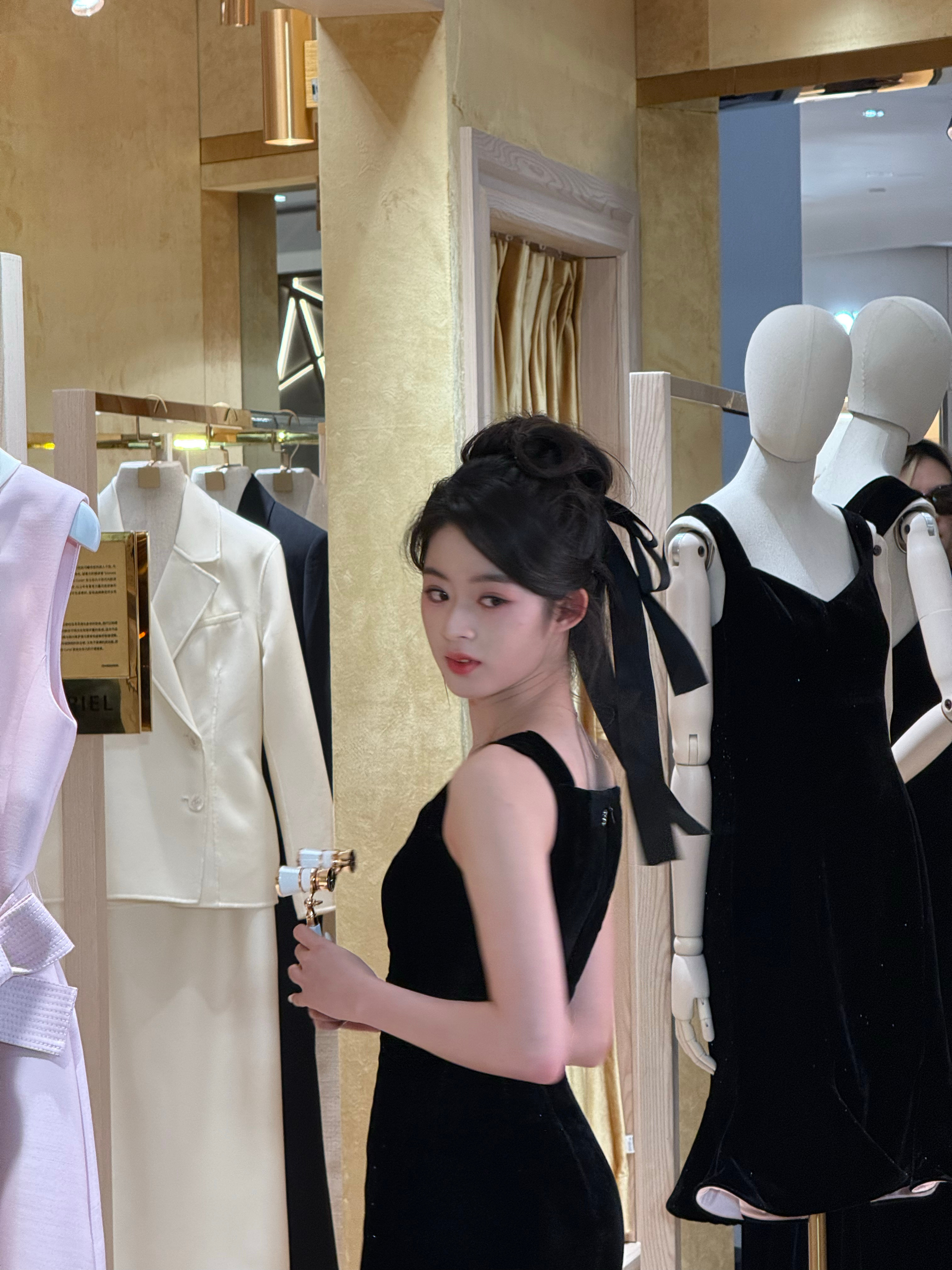 哇本人头小脸小好美粉丝在后面被保安大哥拦着一直喊得嗓子都哑了，我又感同身受了，我