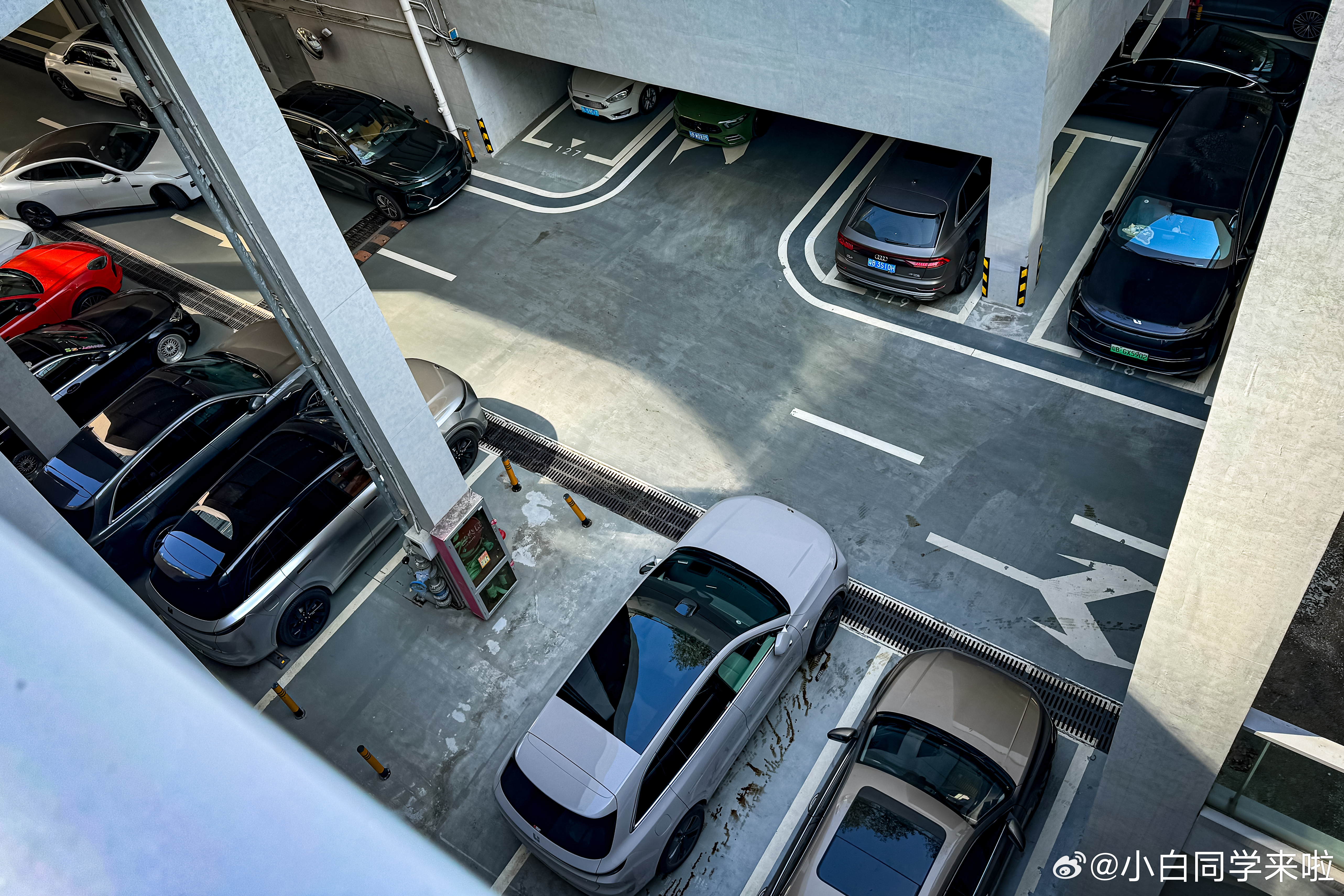 公司搬到新地方，往下一看，大家看下图中有几台理想 L 系列？ 