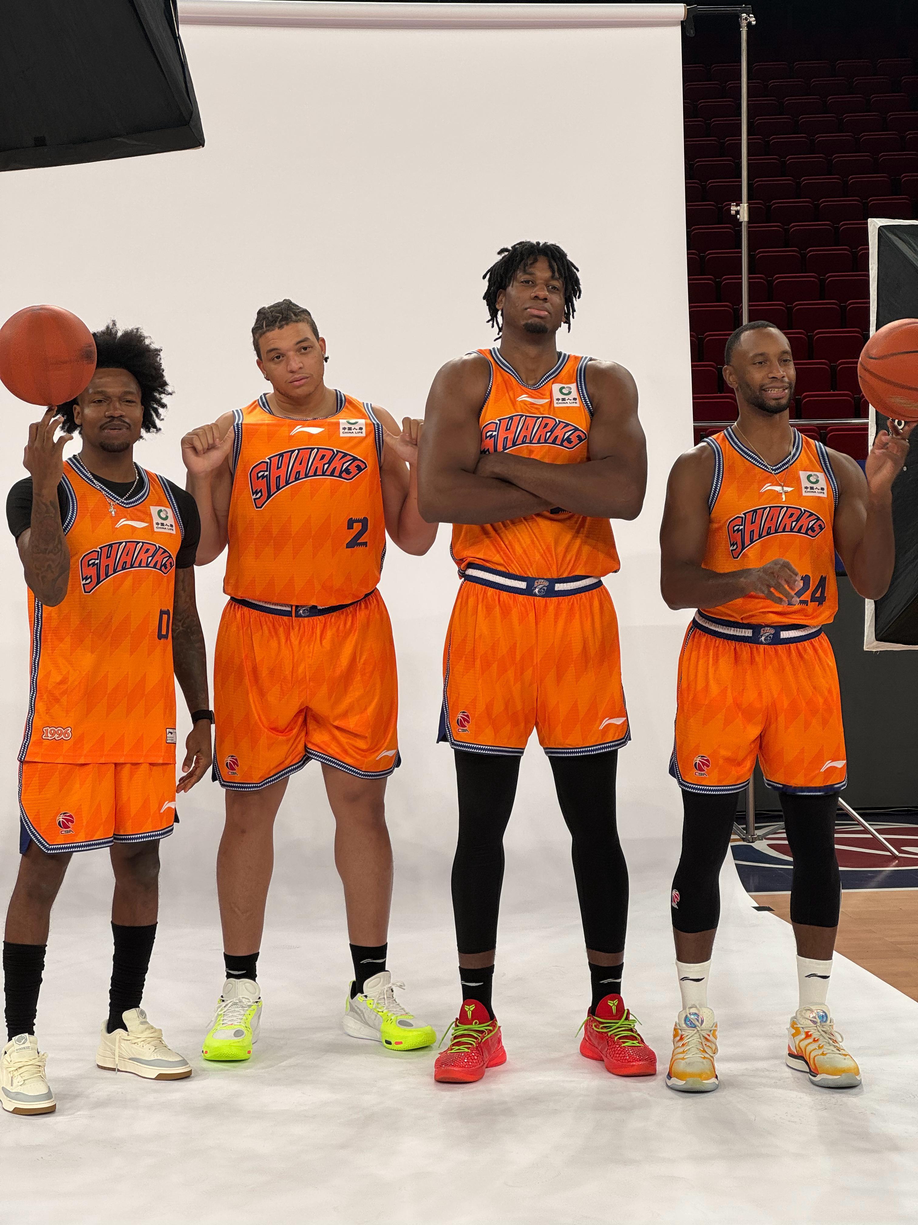 一片欢声笑语上海久事大鲨鱼