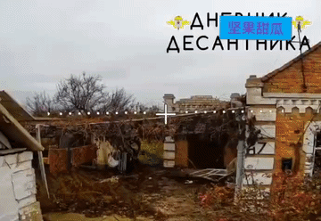 躲在地下室跑不了。扎波罗热，空降兵操作一架光纤FPV进入民众院中，它没有搜索房子