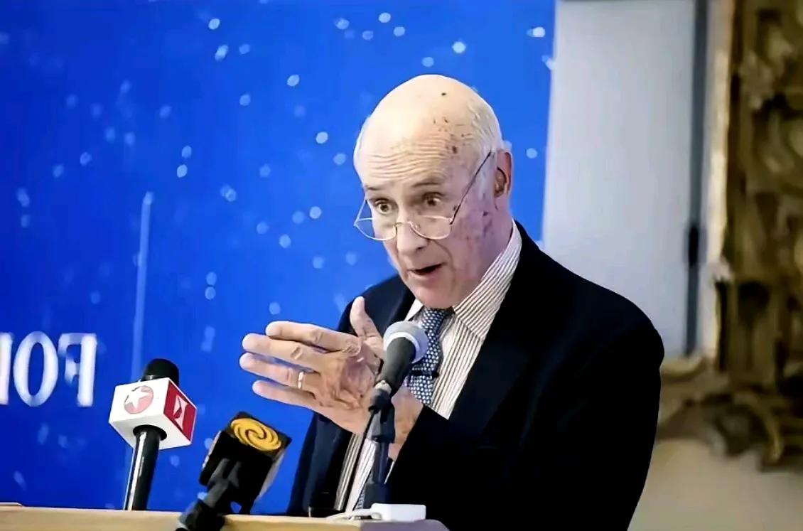 这人这么老了，到死也没研究出个所以然。美国兰德智库研究员奥迪斯说，美国领导世界的