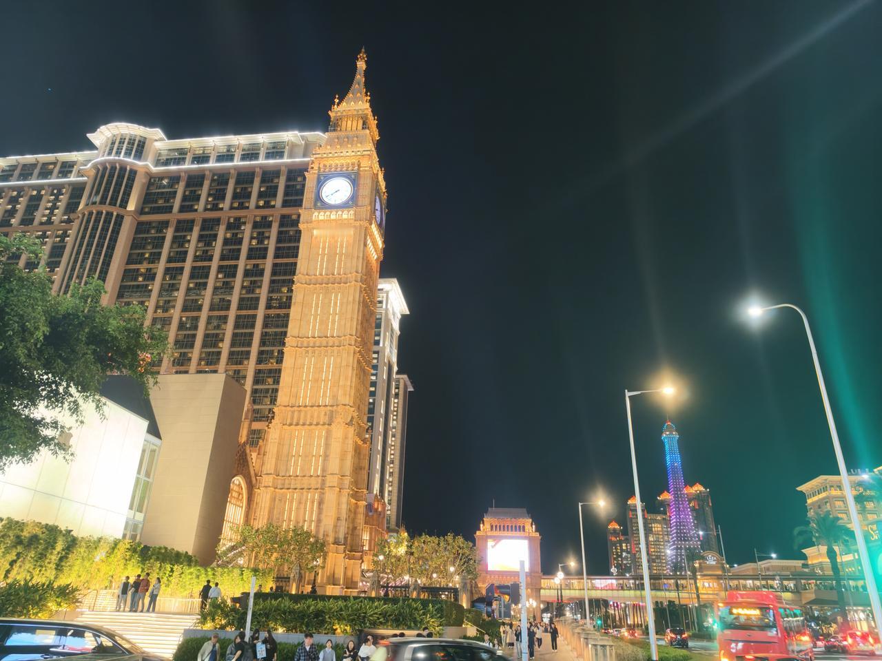 这里的夜生活太丰富了
今天已经没有💰去玩了
只能买买买了