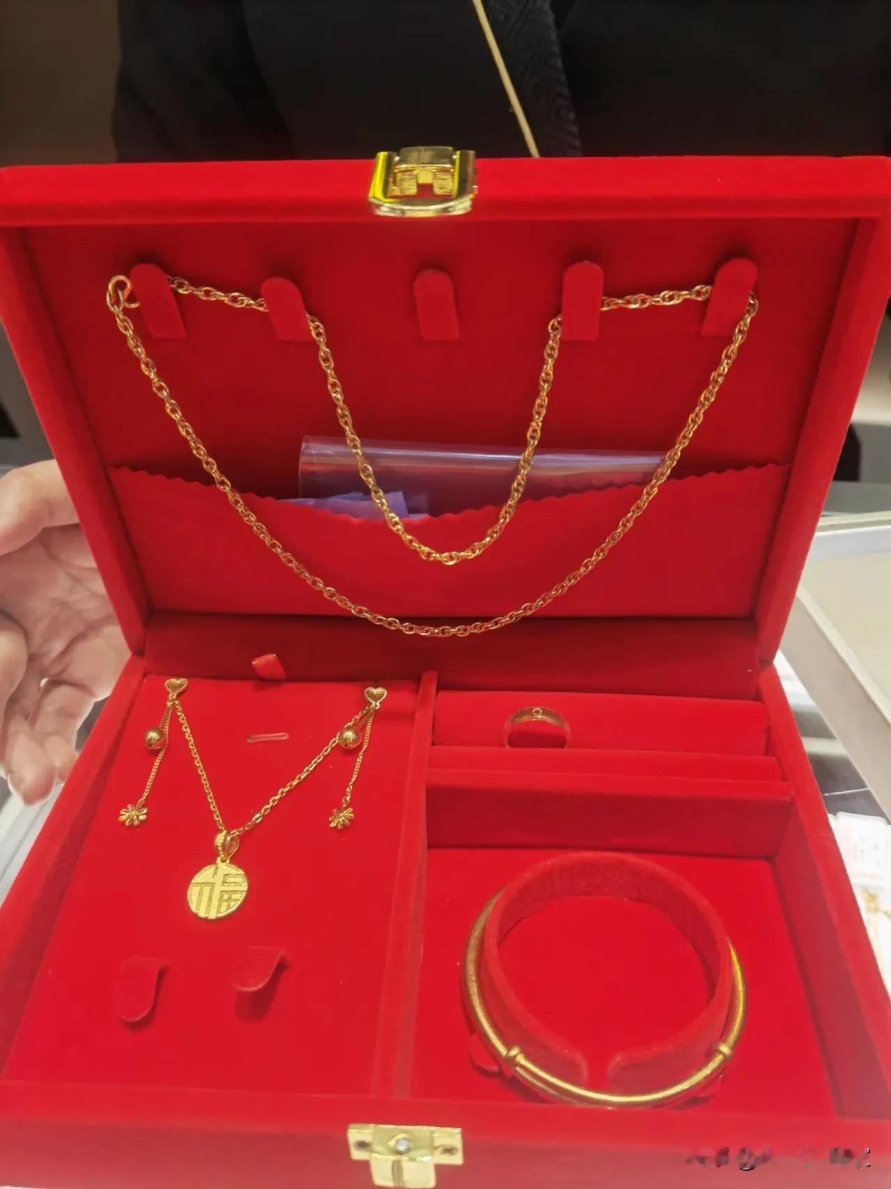 准备囤一些金子
既可以当首饰
也可以变卖
还是比较保值的
比起买衣服包包
金子买