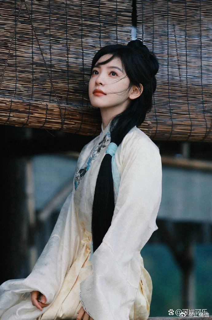 章若楠，27岁的她以古装之美再度惊艳众人。在荧幕之上，她身着华服，气质如兰，仿佛
