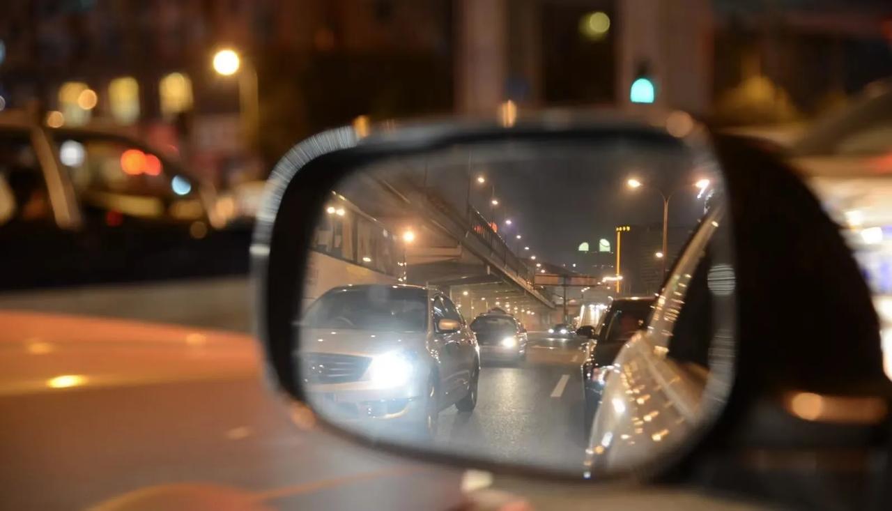 今天是我把白月光男神删了的第五天吧，我也哭了五天，觉得自己太傻了。

我知道这一