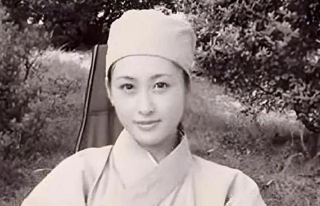 1950年，一次剿匪战斗中，一战士死死地盯住了女尼姑丰满的胸脯，排长不禁气得青筋