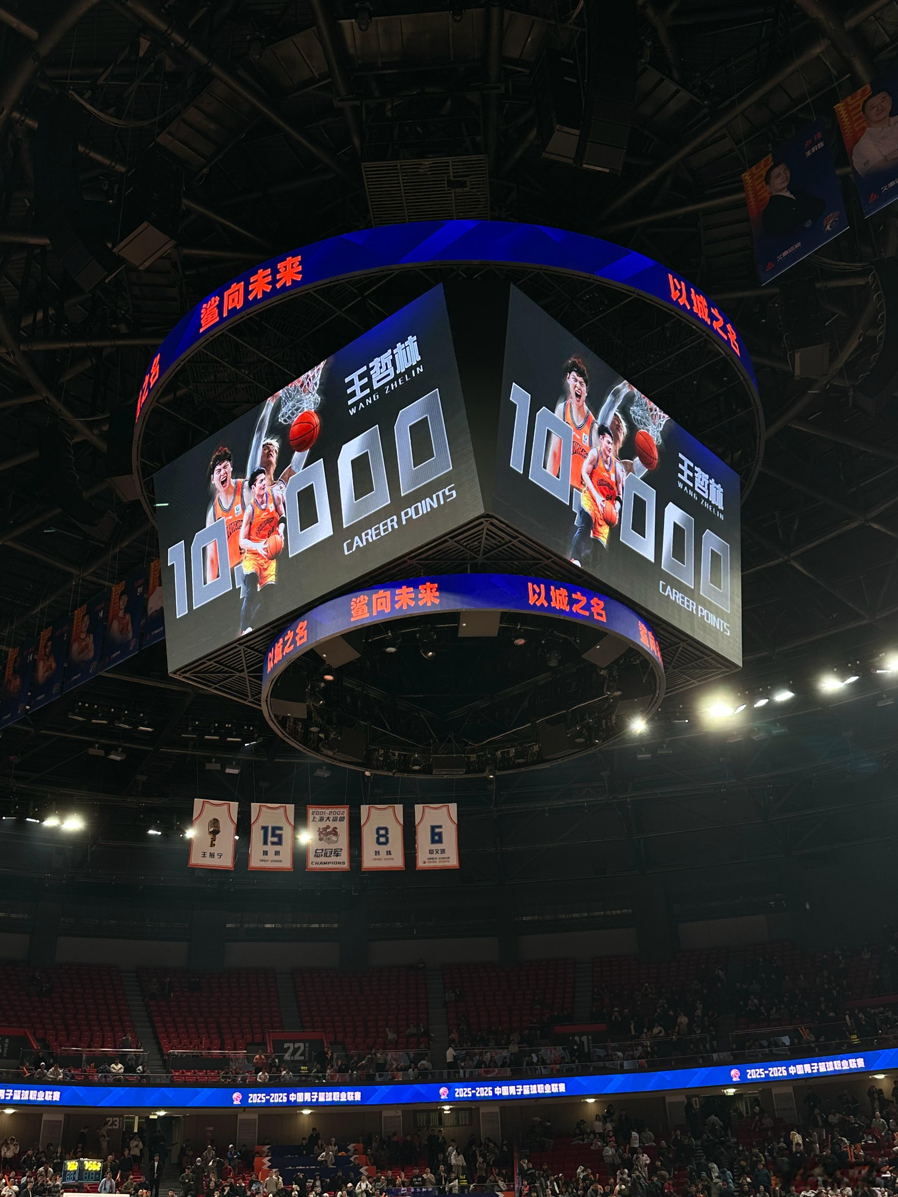 王哲林CBA生涯10000分今日上海vs广州，比赛第四节，王哲林2+1打进拿到个
