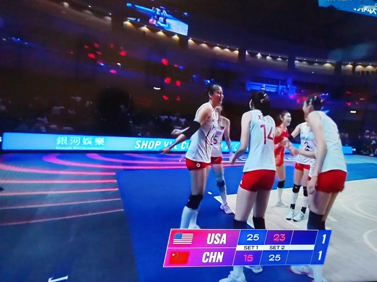 世界女排联赛总决赛，中国女排对阵美国女排，第一局中国女排15：25失利，比赛进入