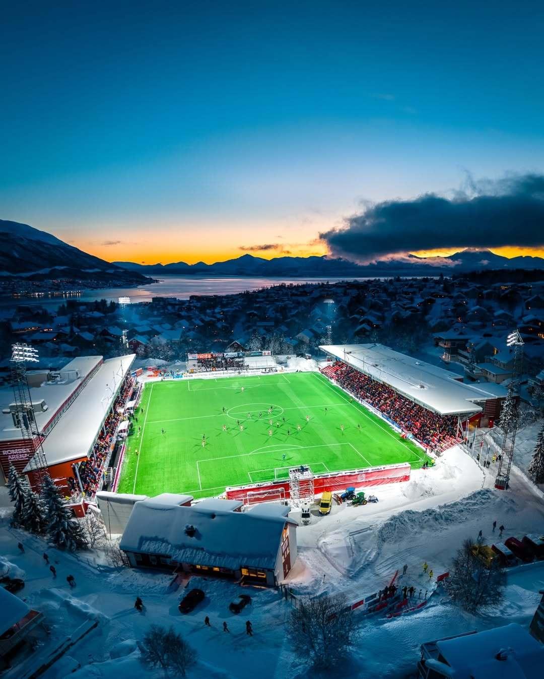 雪中的特罗姆瑟球场挪威