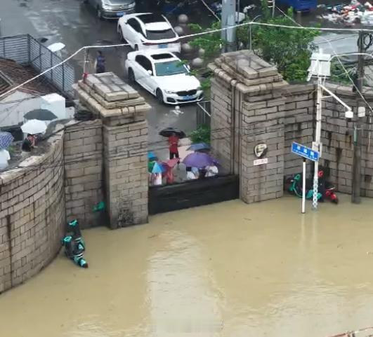 漳州大水门挡了洪水26小时墙体基底，源自明代南诏古城的沿江城墙，元末明初就有水门