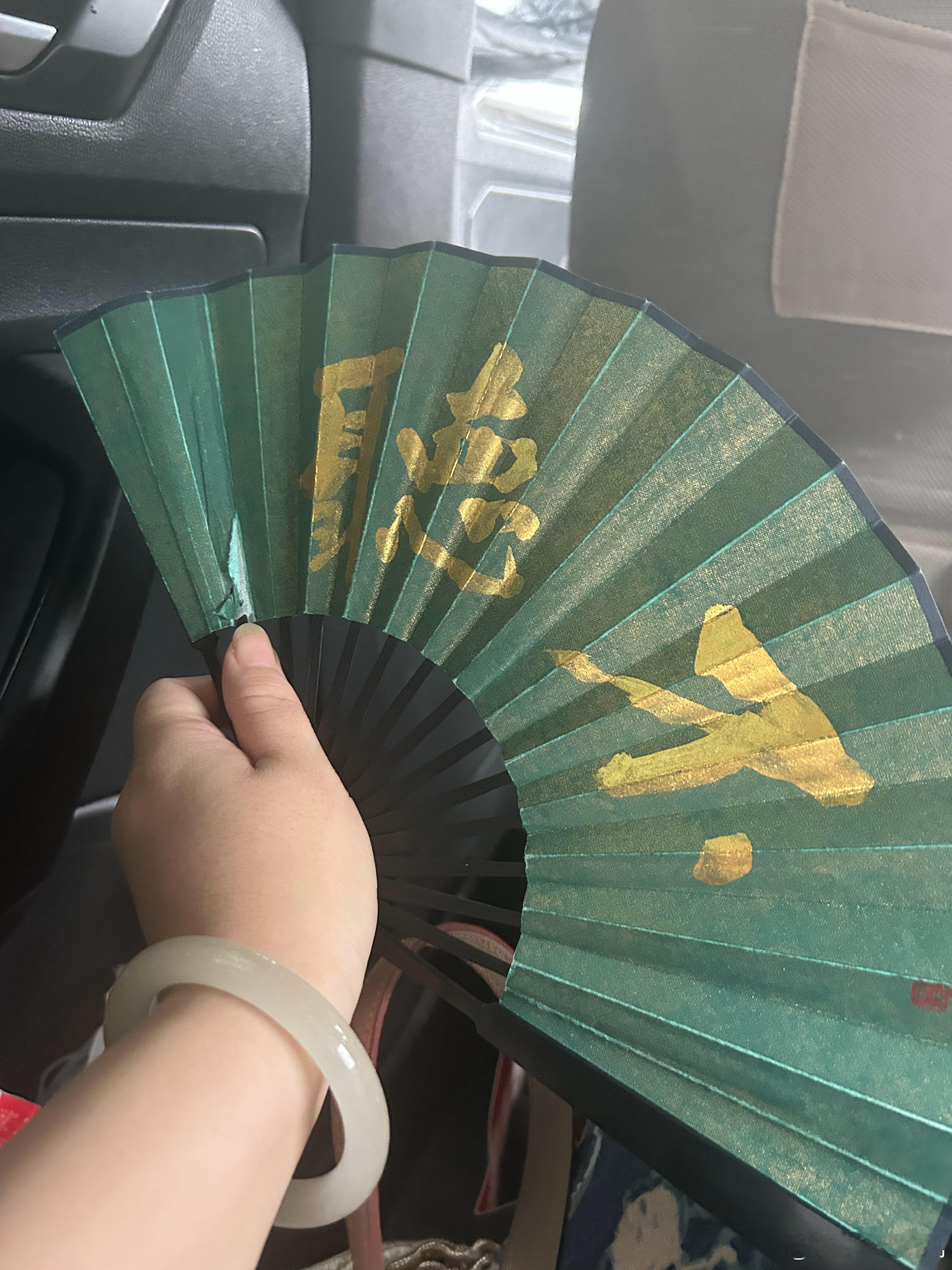 玉镯子这种东西，还是胖乎乎的手戴着好看。细胳膊戴手链或者细镯子好看。别问我怎么知