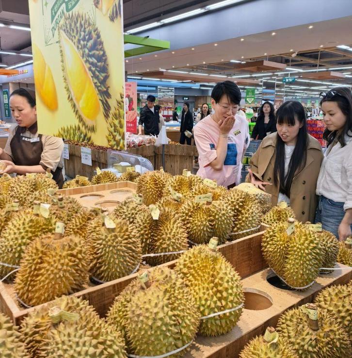 今年榴莲大跳水！不是商超发善心，是东南亚供应链彻底崩盘了

5月18日，人民日报