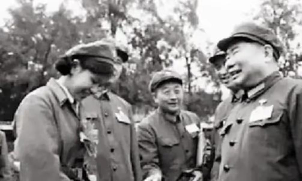 1984年，时任中国人民解放军总参谋长杨得志接见了从老山前线归来的英雄女卫生员钟