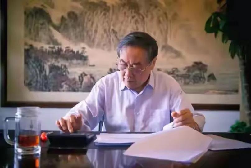 1996年，14岁的宗馥莉远赴美国留学，她的监护人就是杜建英。不久后，宗馥莉发现