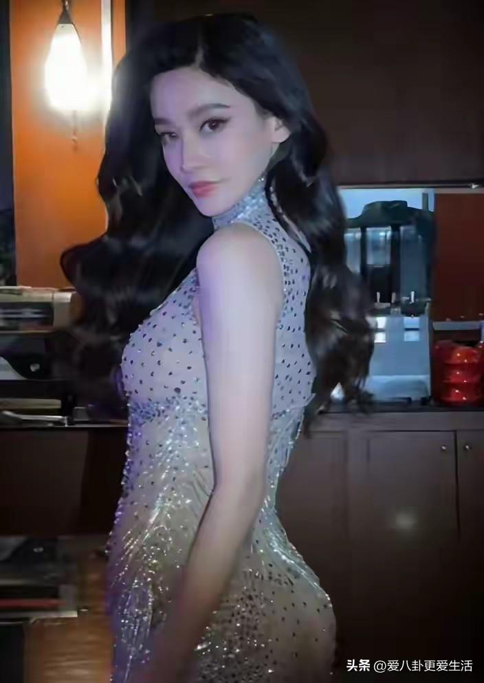 网友说这是王力宏的新女友，身材火辣，长相妖娆，跟王力宏的妈妈亲密互动，和王力宏有