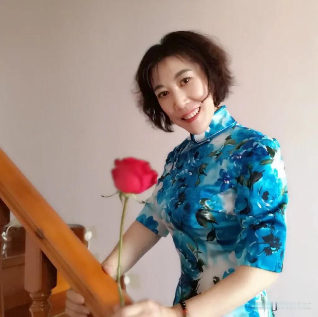 《致女神》
生活厨房与职场，
半边天地绽锋芒。
温柔坚毅皆为你，
三八佳节岁月长