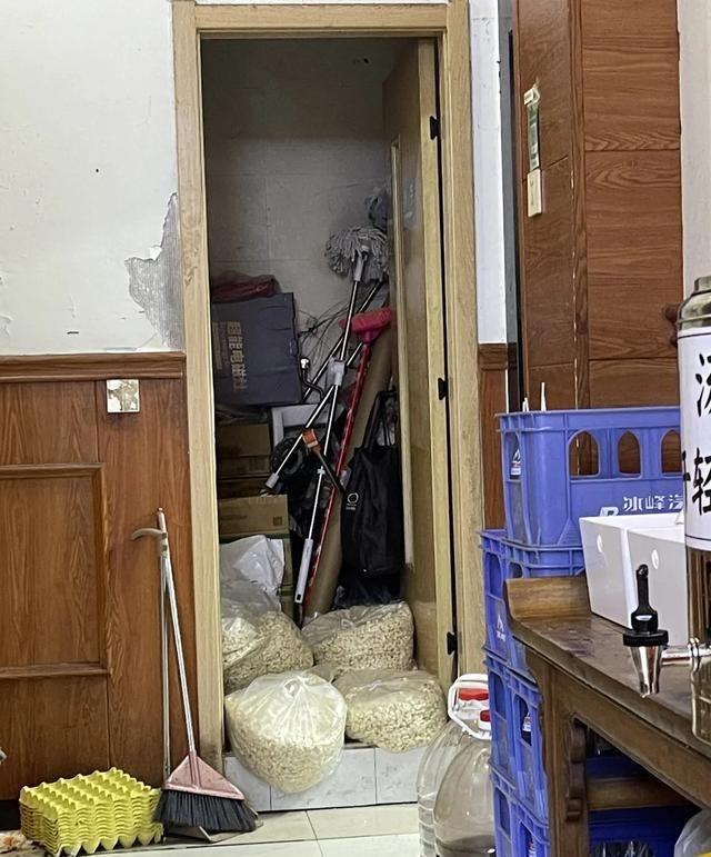 避雷西安回民街马宾小炒！掰好的馍随便套个塑料袋就扔在过道边，人来人往的灰尘都落上
