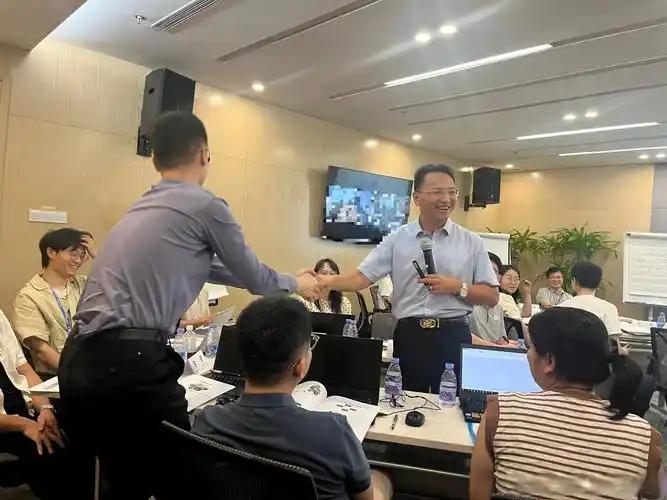 别再骂咱打工人矫情了，死磕双休，真的是在给低迷的实体生意找活路！

过去咱们的经