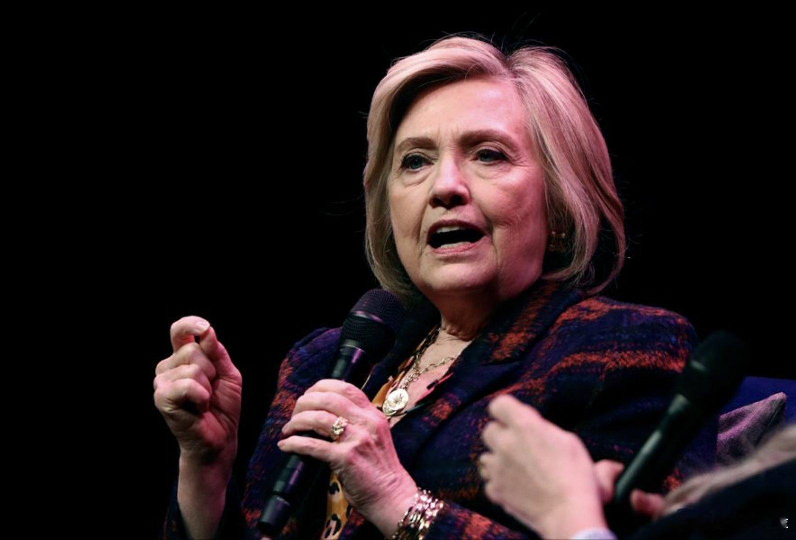 爱波斯坦这段真是绝了😅🤣比尔·克林顿让希拉里怀孕了。希拉里从办公室打电话给比