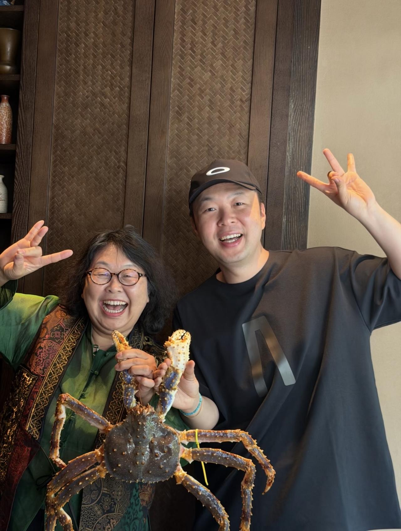 5月30日，杜海涛晒与妈妈合影，娘俩同比兰花指手势，好可爱温馨啊，嘻嘻。

杜妈
